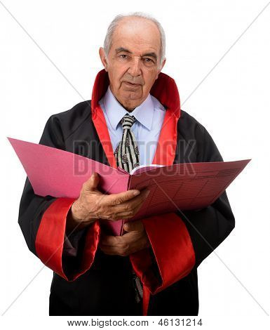 ผู้พิพากษาอาวุโสอ่านคำฟ้องร้องแยกต่างหากบนพื้นหลังสีขาว