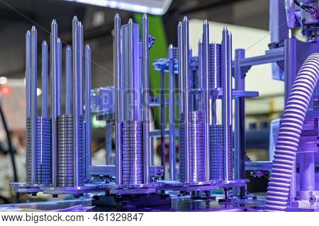 Steel Ring Or Metal Workpiece Arranged In Vertical Rows For Move To Deburring Station Process By Acc