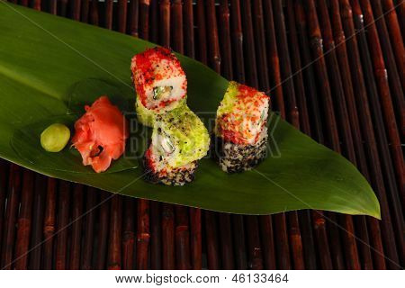 Velsmagende Maki sushi - Roll på grønne blade på bambus mat