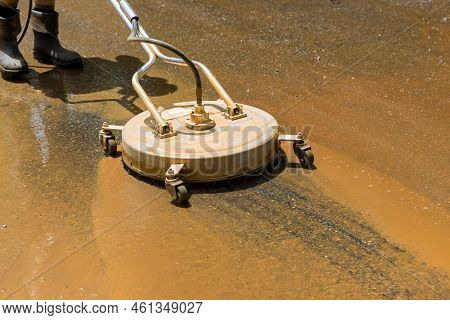 Usually Used Machine For The Road Flusher Is Equipped With A High Pressure Pump And A Special Flushi