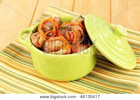 Gefüllter Kohl Rollen in Pfanne auf Tabelle