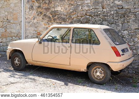 Bordeaux , Aquitaine  France - 05 09 2022 : Renault 5 Beige Vintage Retro Car Oldtimer R5 Parked In 