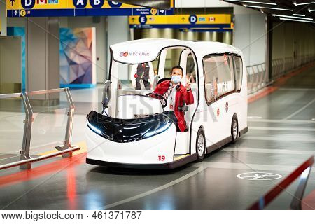 Calgary Alberta Canada, September 08 2022: A Yyc Link Electric Bus For Transporting Travellers To Di