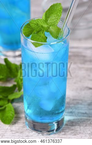 Blue Mojito. Cocktails Liqueur  Based Blue Curacao