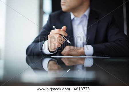 ペンで男性の手のクローズ アップ