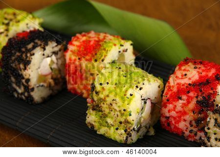 Velsmagende Maki sushi - Roll på måtten på brune baggrund