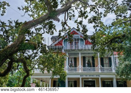 New Orleans, La - September 7: Upper Level Of The Parkview Historic Hotel And  A Sprawling Live Oak 