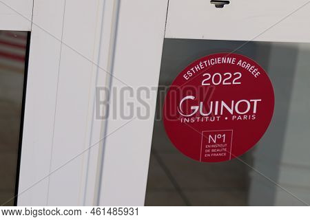 Bordeaux , Aquitaine  France - 10 09 2022 : Guinot Label 2022 Sign Text And Brand Logo On Wall Facad