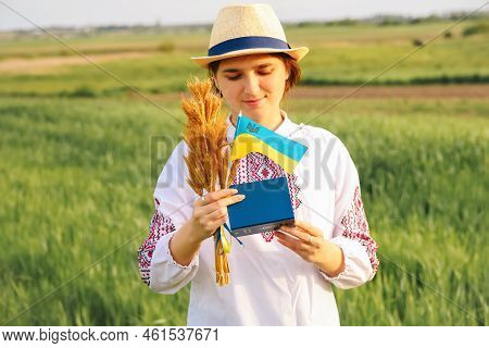 Defocus Young Ukrainian Woman Portrait. Bouquet Of Ripe Golden Spikelets Of Wheat Tied On The Meadow