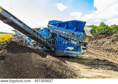 Kleemann Mobiscreen Ms 13 Z - Mobile Screening Plant Machine. Alytus, Lithuania 4 September 2022