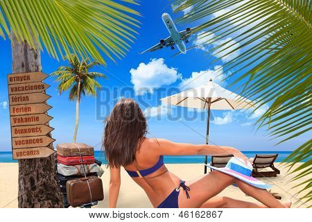 Jovem mulher 9º na praia no resort exótico conceito de viagens