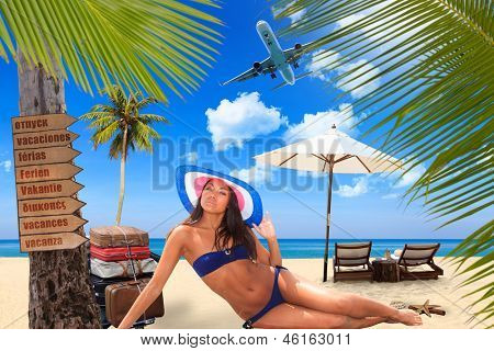 Jovem mulher 9º na praia no resort exótico conceito de viagens