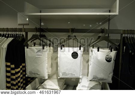 Clothing Male Store With Hanged Packages For 3 Pack Organic Cotton Regular Fit T-shirts For Sale