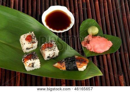 Velsmagende Maki sushi - Roll på grønne blade på bambus mat