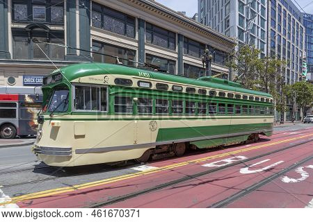 San Francisco, Usa - June 7, 2022: Historic  F-line Antique Pcc Streetcar Operating From Market Stre