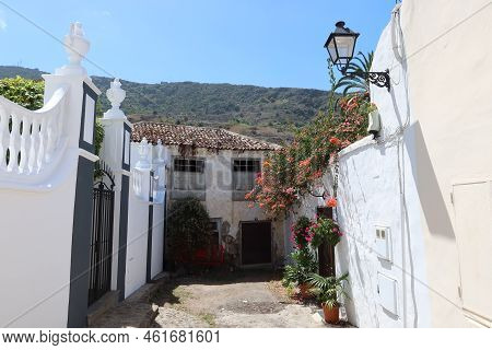 Icod De Los Vinos, Tenerife, Canary Islands, Spain, September 17, 2022: Old House Surrounded By Flow