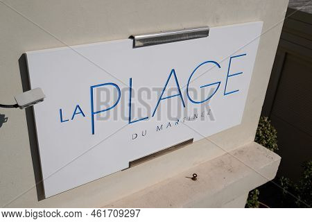 Cannes , Paca  France - 08 09 2022 : Martinez Luxury Hotel La Plage Text Sign In La Croisette Beach 