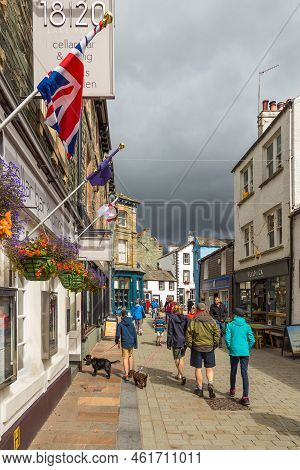 Keswick, Cumbria, Uk - 16 August 2018: Historic Architecture And Surrounding Shops In Main Street Ke
