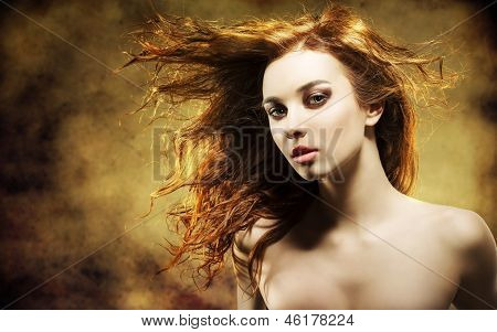 Femme sexy avec des volants de cheveux sur fond Grunge