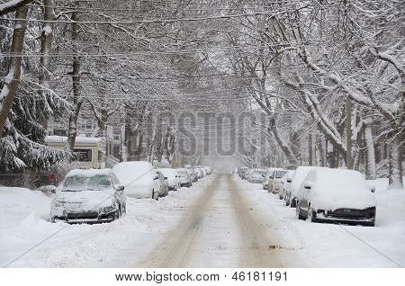 Cubierta de nieve de coches