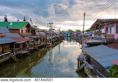 Amphawa Floating Market And Thai Cultural For Tourist Destination Amphawa Thailand