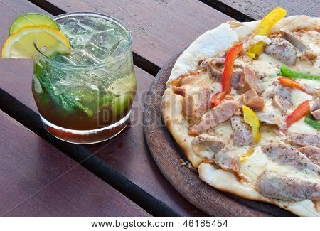 Pizza na drewnianej tablicy