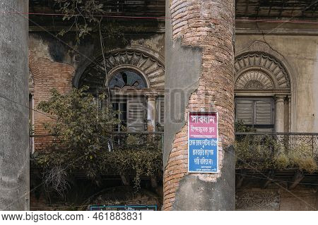 Howrah, West Bengal, India - 26th October 2020 : Vintage Pillars, Doors, Windows And Walls Of Old An