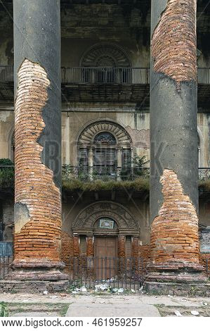 Howrah, West Bengal, India - 26th October 2020 : Vintage Pillars, Doors, Windows And Walls Of Old An