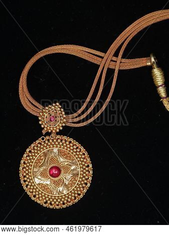 Women\'s Antique Necklace That Comes With A Gold Pendant With A Red Orb Jewel And A Golden Chain Iso