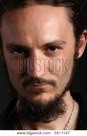 Portrét mladého muže s bradkou