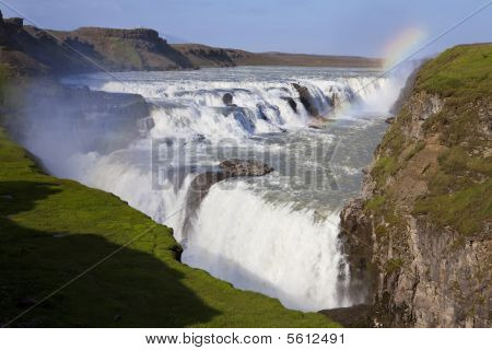 Arcobaleno sopra la cascata Gullfoss Islanda