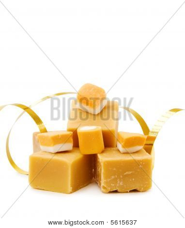 Calda de caramelo com fita dourada