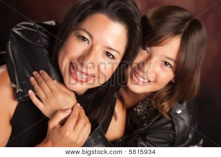 Çekici İspanyol anne & kızı