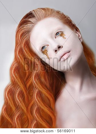 kÃ¼nstlerische Rothaarigen Frau mit bemalten Gesicht und kreative Make-up