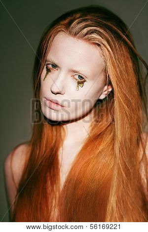 Bodyart. Gesicht phantasievoll Rothaarigen Frau mit kreativen stagy Kunst