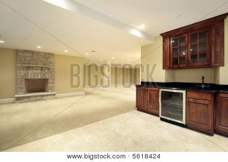 Suterén s barem a krbem