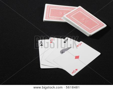 Deck von Karten geschnitten, um Asse