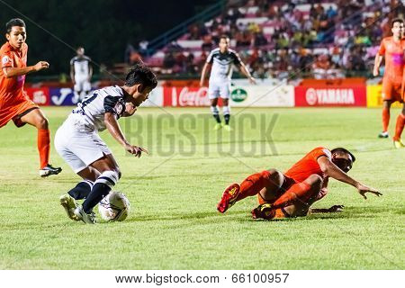 Sisaket Thailand-may 28: Nurul Sriyankem Of Chonburi Fc. (white) In Action During Thai Premier Leagu
