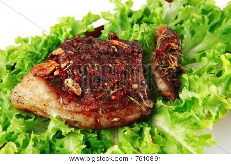 Bistecca servita con insalata cruda
