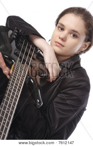 Smuk pige med en basguitar