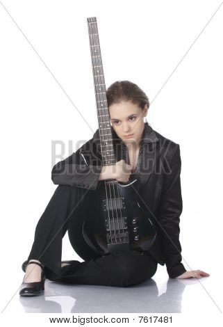 Siddende pige med en elektrisk basguitar