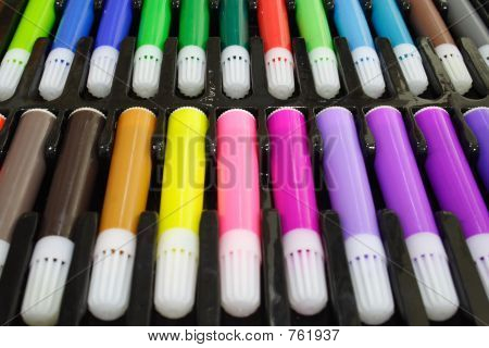 彩色钢笔的托盘