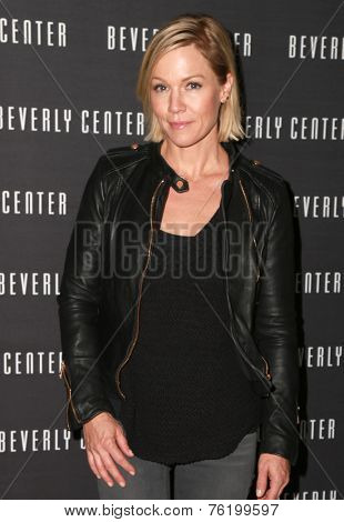 LOS ANGELES - NOV 13:  Jennie Garth at the Holiday Pet Portraits Kick-Off Event at the Beverly Center on November 13, 2014 in Beverly Hills, CA