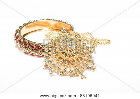 Wedding gold jewelry for Indian bride
