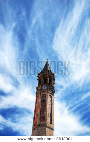 Torre campanaria della Chiesa di Lecco sul lago di Como