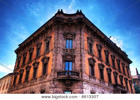 Antico palazzo in Piazza Roma a Monza