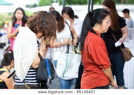 SINGAPORE - MARCH 23 : Visitors paying last respect and writing tribute to the late ex prime minister of Singapore, Mr Lee Kuan . Mr Lee died due to ill health, Mar 23, 2015, Singapore 