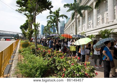 SINGAPORE - MARCH 24: Lines of people  queuing up to pay their last respect to the late Mr Lee Kuan Yew,ex prime minister of Singapore, lying in state at the parliament house. Mar 24, 2015, Singapore.