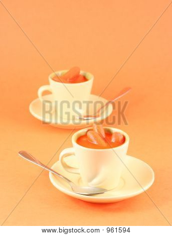 Karotten und Saft In einer Tasse Esspresso