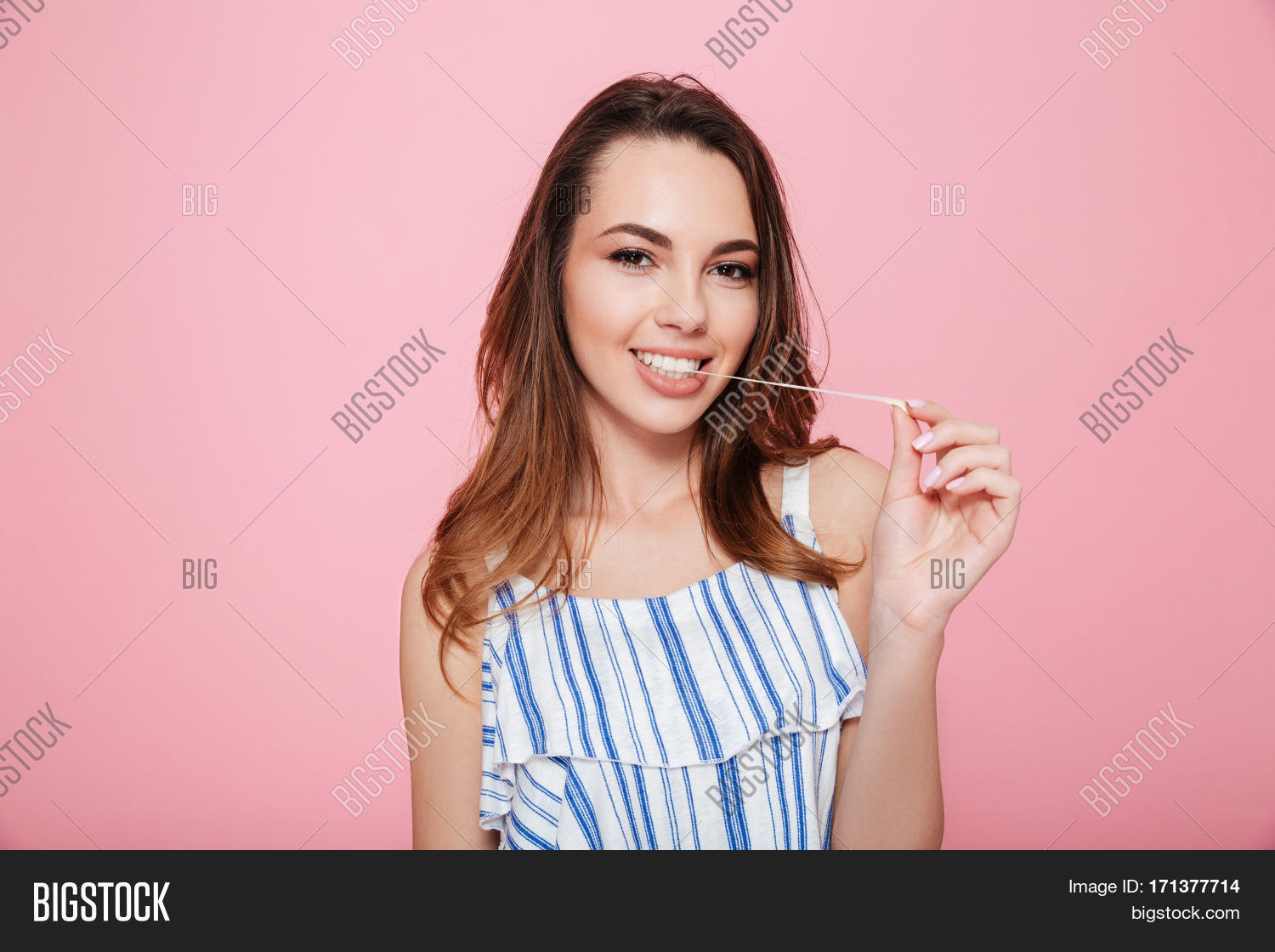 Розовый молодежный. Фотосессия в розовой футболке и шляпе. Over pink. Стильные женщины в розовом. Удивленная радостная девушка.